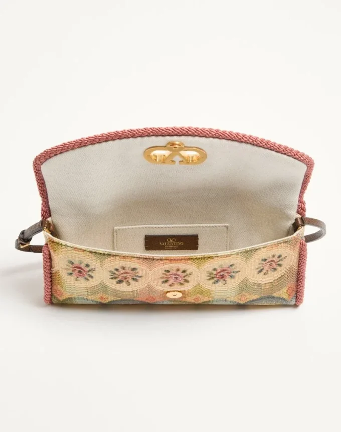 Valentino Garavani DeVain Kleine Umhängetasche aus Jacquard-Stoff mit Apres L’Hiver-Motiv Valentino Garavani DeVain Kleine Umhängetasche aus Jacquard-Stoff mit Apres L’Hiver-Motiv