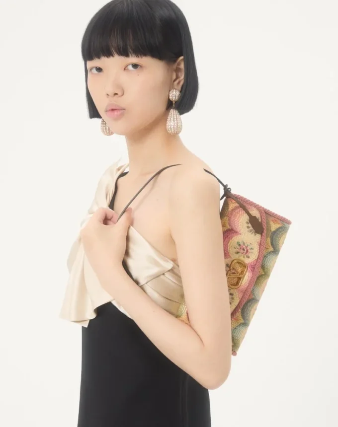 Valentino Garavani DeVain Kleine Umhängetasche aus Jacquard-Stoff mit Apres L’Hiver-Motiv Valentino Garavani DeVain Kleine Umhängetasche aus Jacquard-Stoff mit Apres L’Hiver-Motiv