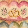 Valentino Garavani DeVain Kleine Umhängetasche aus Jacquard-Stoff mit Apres L’Hiver-Motiv Valentino Garavani DeVain Kleine Umhängetasche aus Jacquard-Stoff mit Apres L’Hiver-Motiv
