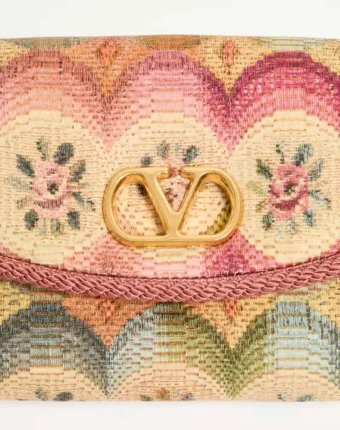 Valentino Garavani DeVain Kleine Umhängetasche aus Jacquard-Stoff mit Apres L’Hiver-Motiv Valentino Garavani DeVain Kleine Umhängetasche aus Jacquard-Stoff mit Apres L’Hiver-Motiv