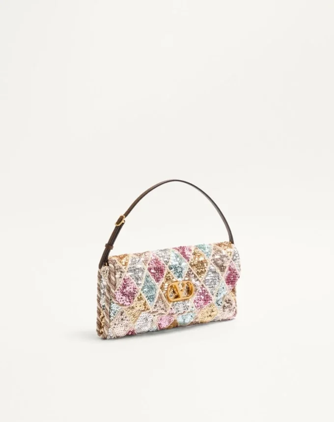 Valentino Garavani DeVain Kleine Umhängetasche mit Rhombelle-Stickerei. Valentino Garavani DeVain Kleine Umhängetasche mit Rhombelle-Stickerei.