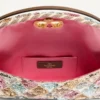 Valentino Garavani DeVain Kleine Umhängetasche mit Rhombelle-Stickerei. Valentino Garavani DeVain Kleine Umhängetasche mit Rhombelle-Stickerei.