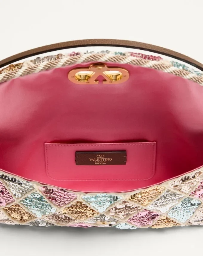 Valentino Garavani DeVain Kleine Umhängetasche mit Rhombelle-Stickerei. Valentino Garavani DeVain Kleine Umhängetasche mit Rhombelle-Stickerei.