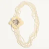 Valentino Garavani Fleur Lumineuse Halskette aus Metall, Emaille, Perlen und Stoff Valentino Garavani Fleur Lumineuse Halskette aus Metall, Emaille, Perlen und Stoff