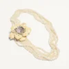 Valentino Garavani Fleur Lumineuse Halskette aus Metall, Emaille, Perlen und Stoff Valentino Garavani Fleur Lumineuse Halskette aus Metall, Emaille, Perlen und Stoff