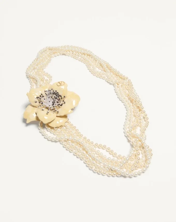 Valentino Garavani Fleur Lumineuse Halskette aus Metall, Emaille, Perlen und Stoff Valentino Garavani Fleur Lumineuse Halskette aus Metall, Emaille, Perlen und Stoff