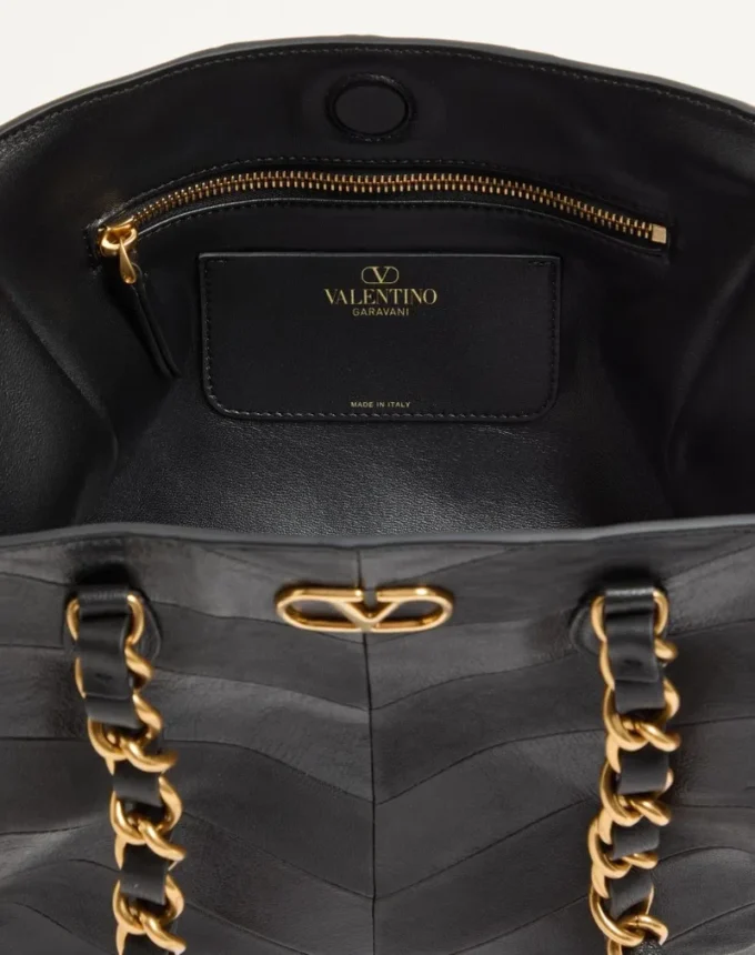 Valentino Garavani Laseine Kleine Einkaufstasche aus Nappaleder mit Chevron-Muster Valentino Garavani Laseine Kleine Einkaufstasche aus Nappaleder mit Chevron-Muster