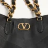 Valentino Garavani Laseine Kleine Einkaufstasche aus Nappaleder mit Chevron-Muster Valentino Garavani Laseine Kleine Einkaufstasche aus Nappaleder mit Chevron-Muster