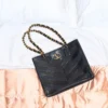 Valentino Garavani Laseine Kleine Einkaufstasche aus Nappaleder mit Chevron-Muster Valentino Garavani Laseine Kleine Einkaufstasche aus Nappaleder mit Chevron-Muster