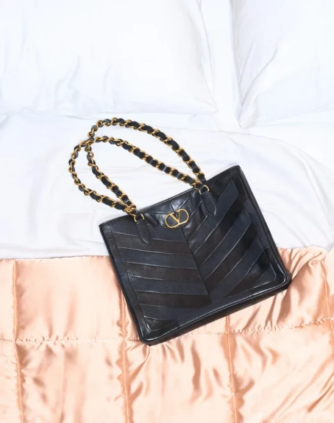 Valentino Garavani Laseine Kleine Einkaufstasche aus Nappaleder mit Chevron-Muster Valentino Garavani Laseine Kleine Einkaufstasche aus Nappaleder mit Chevron-Muster