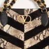 Valentino Garavani Laseine Shopping Bag aus Pythonleder und Wildleder mit Chevron-Muster Valentino Garavani Laseine Shopping Bag aus Pythonleder und Wildleder mit Chevron-Muster