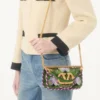 Valentino Garavani Locò Kleine bestickte Umhängetasche mit Juwelenlogo Valentino Garavani Locò Kleine bestickte Umhängetasche mit Juwelenlogo