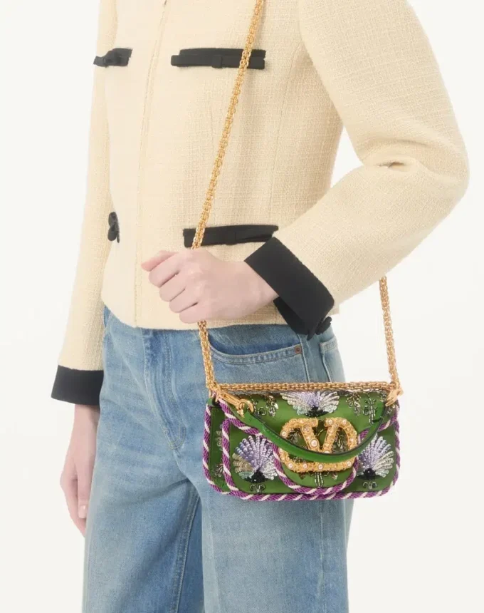 Valentino Garavani Locò Kleine bestickte Umhängetasche mit Juwelenlogo Valentino Garavani Locò Kleine bestickte Umhängetasche mit Juwelenlogo