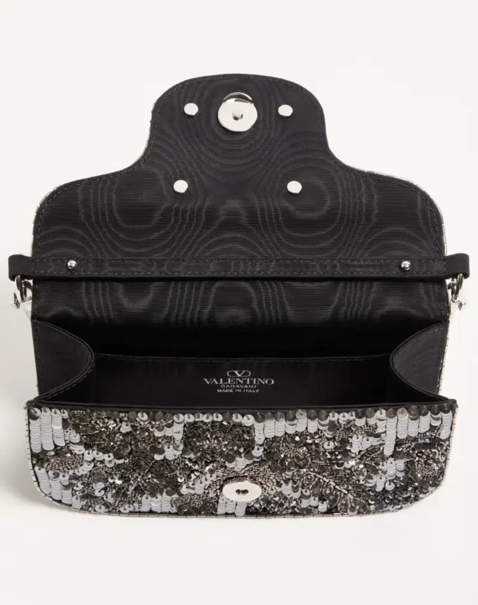 Valentino Garavani Locò Kleine bestickte Umhängetasche mit Juwelenlogo Valentino Garavani Locò Kleine bestickte Umhängetasche mit Juwelenlogo