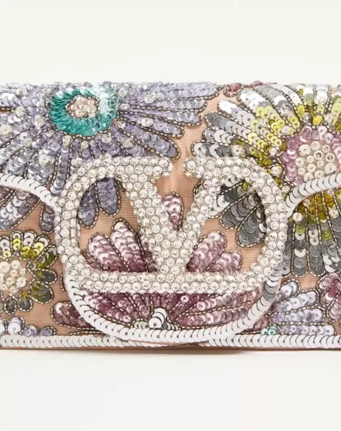 Valentino Garavani Locò Kleine bestickte Umhängetasche mit Juwelenlogo Valentino Garavani Locò Kleine bestickte Umhängetasche mit Juwelenlogo