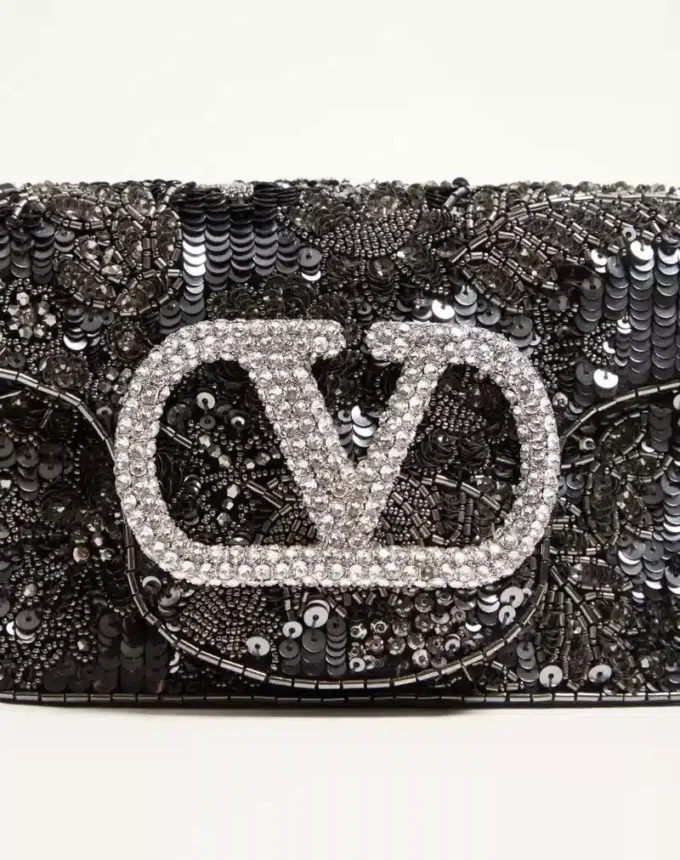 Valentino Garavani Locò Kleine bestickte Umhängetasche mit Juwelenlogo Valentino Garavani Locò Kleine bestickte Umhängetasche mit Juwelenlogo