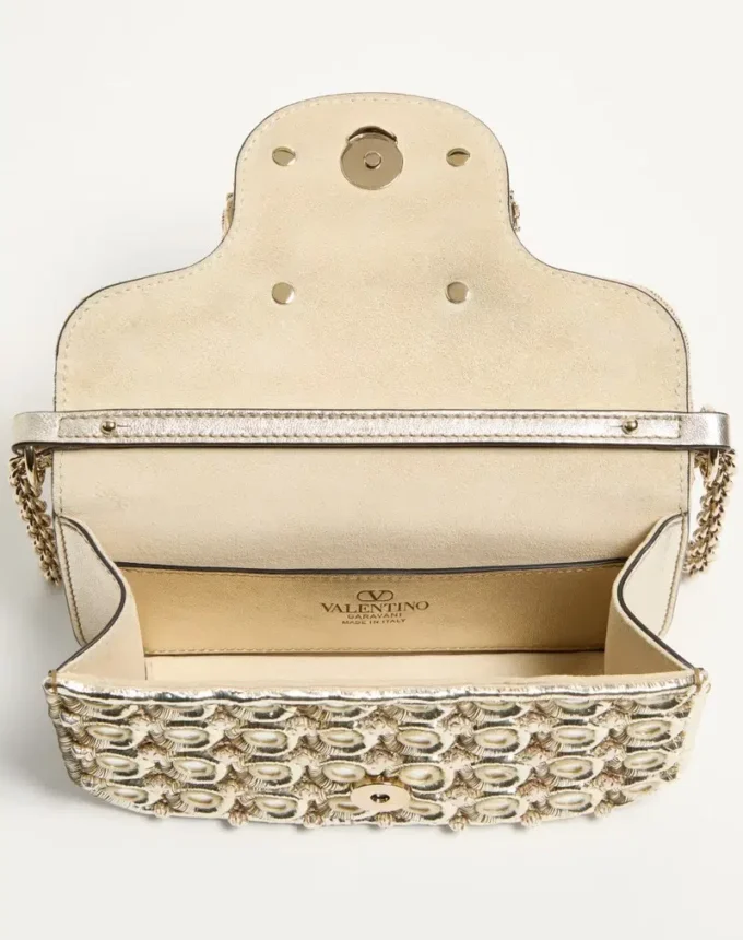 Valentino Garavani Locò Kleine Umhängetasche mit gesticktem Juwelenlogo Valentino Garavani Locò Kleine Umhängetasche mit gesticktem Juwelenlogo