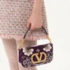 Valentino Garavani Locò Kleine Umhängetasche mit gesticktem Juwelenlogo Valentino Garavani Locò Kleine Umhängetasche mit gesticktem Juwelenlogo