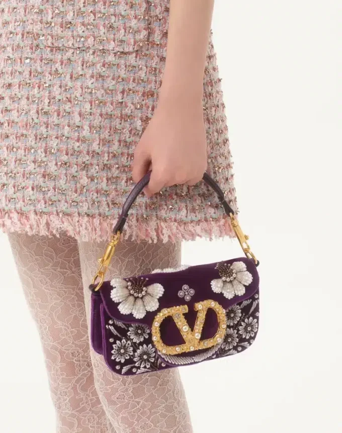 Valentino Garavani Locò Kleine Umhängetasche mit gesticktem Juwelenlogo Valentino Garavani Locò Kleine Umhängetasche mit gesticktem Juwelenlogo