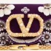 Valentino Garavani Locò Kleine Umhängetasche mit gesticktem Juwelenlogo Valentino Garavani Locò Kleine Umhängetasche mit gesticktem Juwelenlogo