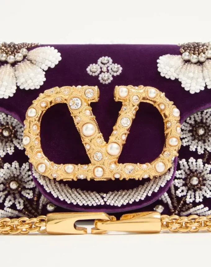 Valentino Garavani Locò Kleine Umhängetasche mit gesticktem Juwelenlogo Valentino Garavani Locò Kleine Umhängetasche mit gesticktem Juwelenlogo