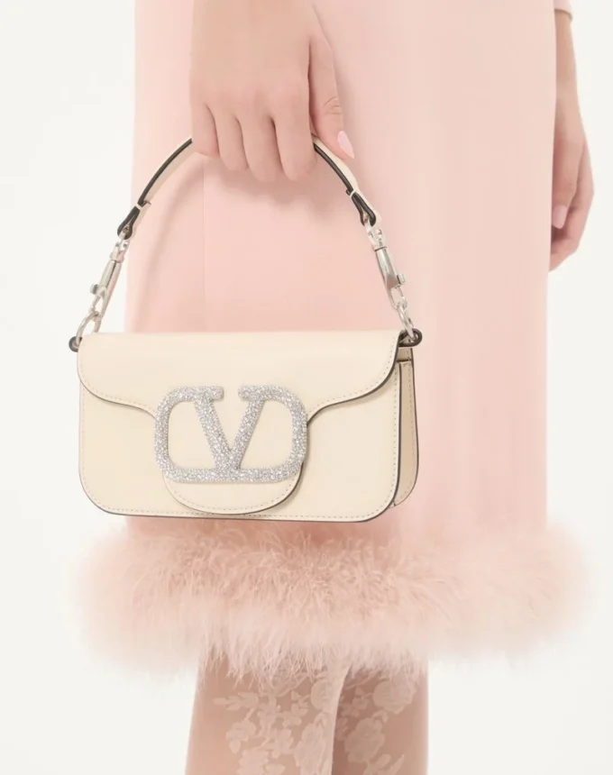 Valentino Garavani Locò Kleine Umhängetasche mit Juwelenlogo Valentino Garavani Locò Kleine Umhängetasche mit Juwelenlogo