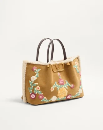 Valentino Garavani Medium Shopping Bag aus besticktem Wildleder mit Schaffellfutter