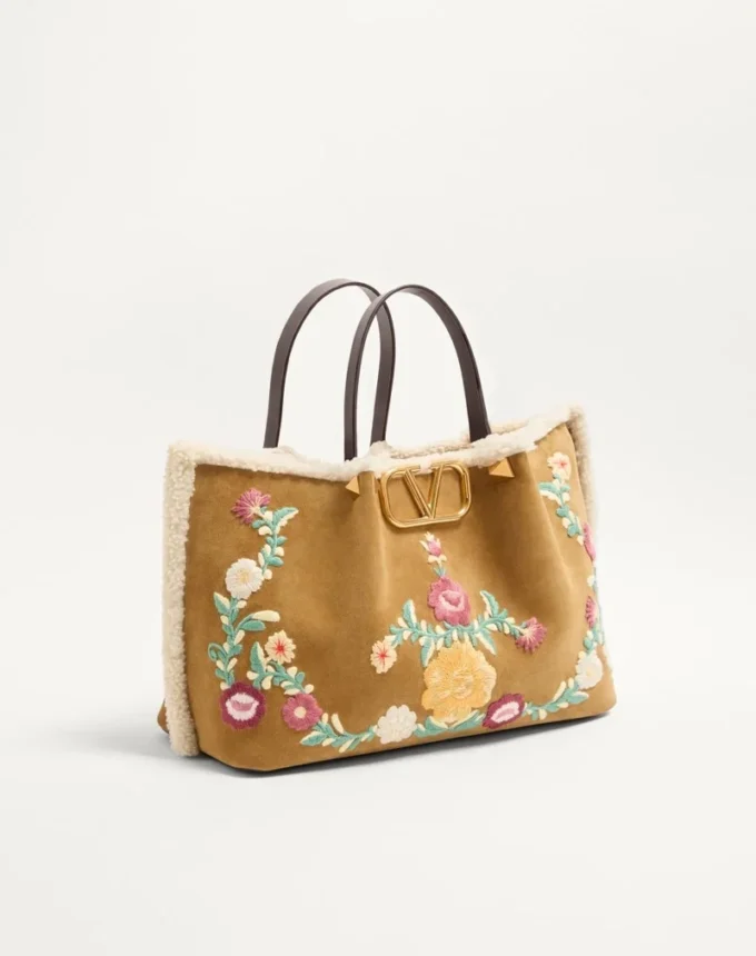 Valentino Garavani Medium Shopping Bag aus besticktem Wildleder mit Schaffellfutter Valentino Garavani Medium Shopping Bag aus besticktem Wildleder mit Schaffellfutter