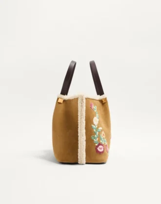 Valentino Garavani Medium Shopping Bag aus besticktem Wildleder mit Schaffellfutter