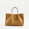Valentino Garavani Medium Shopping Bag aus besticktem Wildleder mit Schaffellfutter Valentino Garavani Medium Shopping Bag aus besticktem Wildleder mit Schaffellfutter