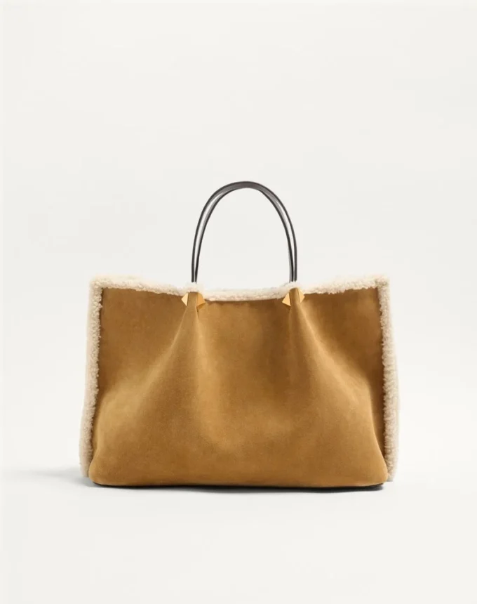 Valentino Garavani Medium Shopping Bag aus besticktem Wildleder mit Schaffellfutter Valentino Garavani Medium Shopping Bag aus besticktem Wildleder mit Schaffellfutter