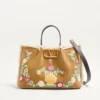 Valentino Garavani Medium Shopping Bag aus besticktem Wildleder mit Schaffellfutter Valentino Garavani Medium Shopping Bag aus besticktem Wildleder mit Schaffellfutter