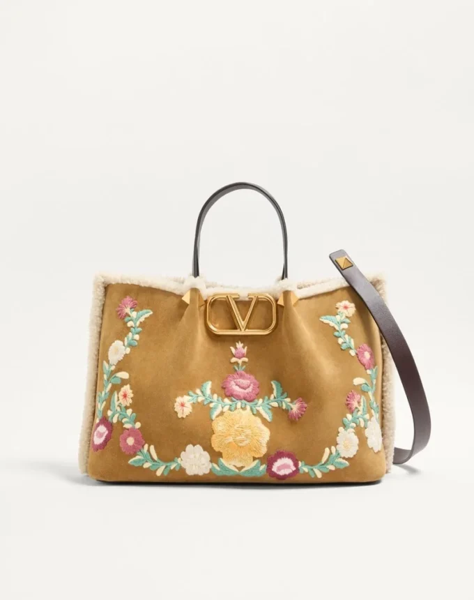 Valentino Garavani Medium Shopping Bag aus besticktem Wildleder mit Schaffellfutter Valentino Garavani Medium Shopping Bag aus besticktem Wildleder mit Schaffellfutter