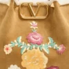 Valentino Garavani Medium Shopping Bag aus besticktem Wildleder mit Schaffellfutter Valentino Garavani Medium Shopping Bag aus besticktem Wildleder mit Schaffellfutter