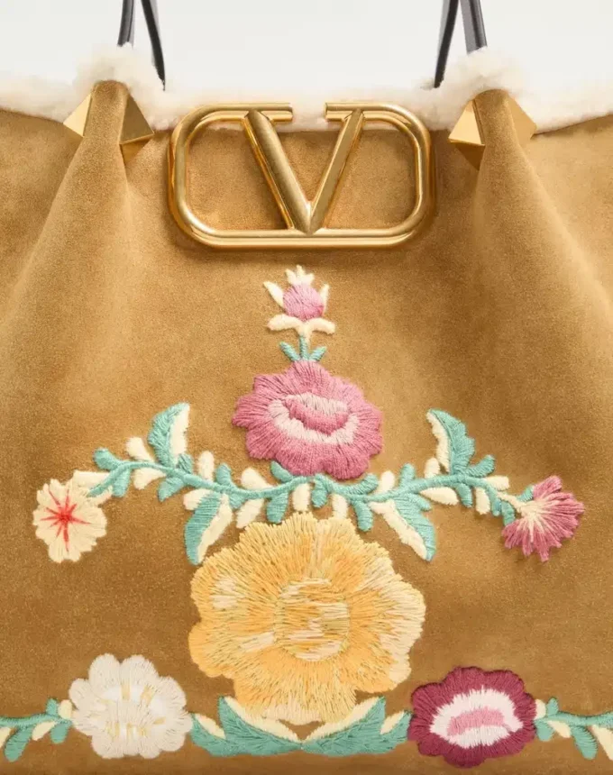 Valentino Garavani Medium Shopping Bag aus besticktem Wildleder mit Schaffellfutter Valentino Garavani Medium Shopping Bag aus besticktem Wildleder mit Schaffellfutter