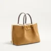 Valentino Garavani Medium Shopping Bag aus Wildleder mit Schaffellfutter Valentino Garavani Medium Shopping Bag aus Wildleder mit Schaffellfutter