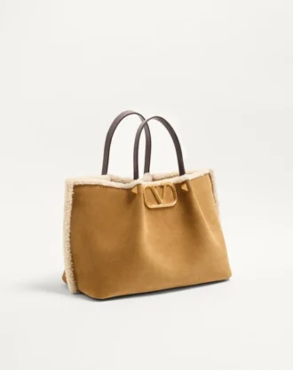 Valentino Garavani Medium Shopping Bag aus Wildleder mit Schaffellfutter