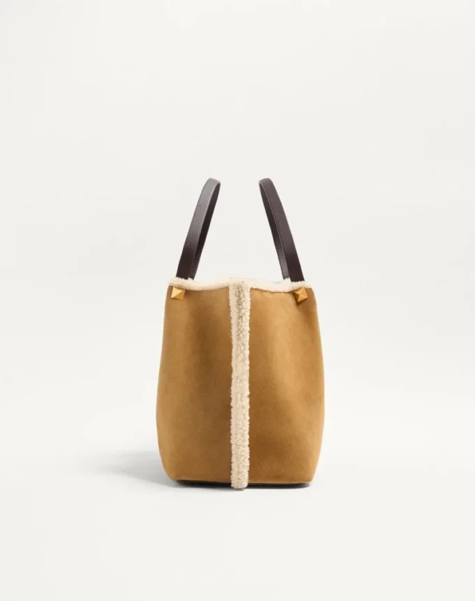 Valentino Garavani Medium Shopping Bag aus Wildleder mit Schaffellfutter Valentino Garavani Medium Shopping Bag aus Wildleder mit Schaffellfutter