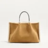 Valentino Garavani Medium Shopping Bag aus Wildleder mit Schaffellfutter Valentino Garavani Medium Shopping Bag aus Wildleder mit Schaffellfutter