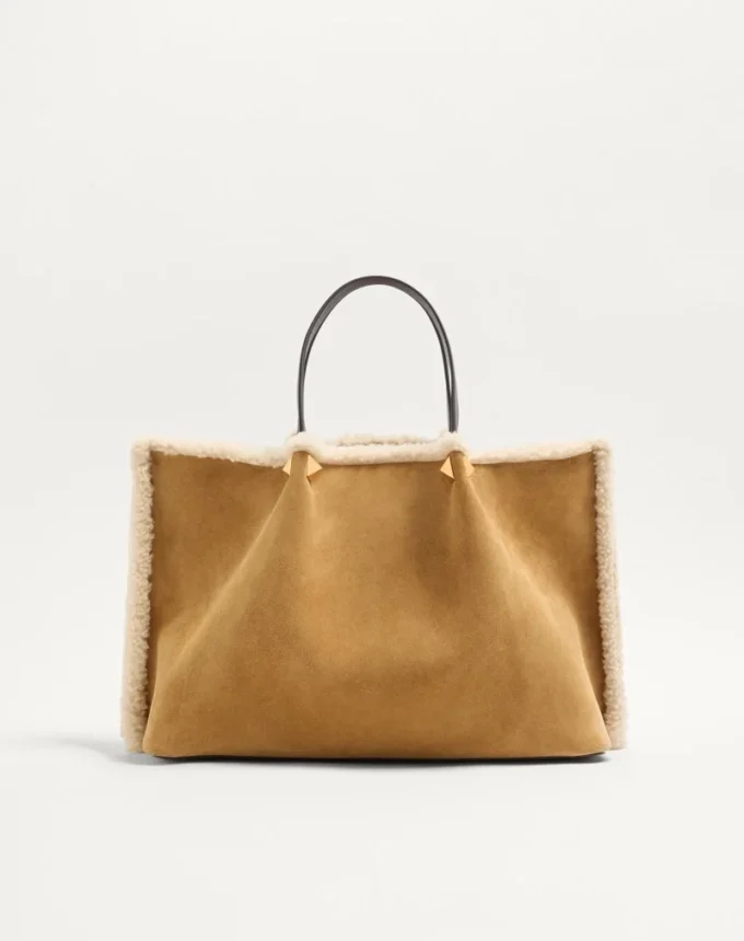 Valentino Garavani Medium Shopping Bag aus Wildleder mit Schaffellfutter Valentino Garavani Medium Shopping Bag aus Wildleder mit Schaffellfutter