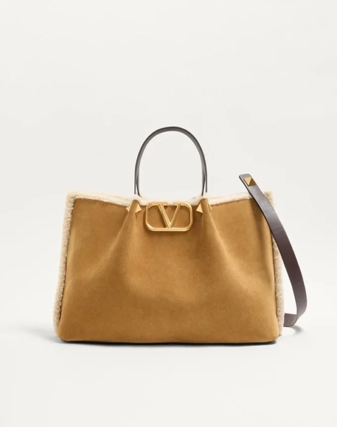 Valentino Garavani Medium Shopping Bag aus Wildleder mit Schaffellfutter Valentino Garavani Medium Shopping Bag aus Wildleder mit Schaffellfutter
