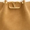 Valentino Garavani Medium Shopping Bag aus Wildleder mit Schaffellfutter Valentino Garavani Medium Shopping Bag aus Wildleder mit Schaffellfutter