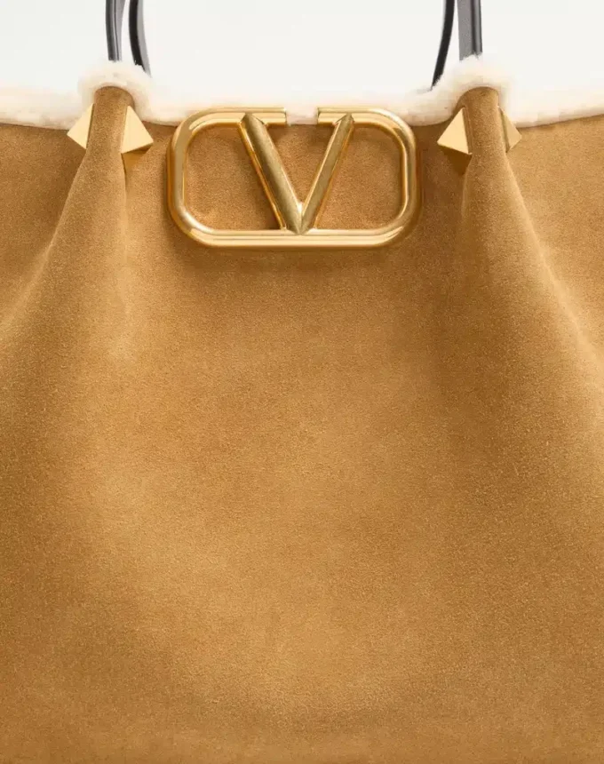 Valentino Garavani Medium Shopping Bag aus Wildleder mit Schaffellfutter Valentino Garavani Medium Shopping Bag aus Wildleder mit Schaffellfutter