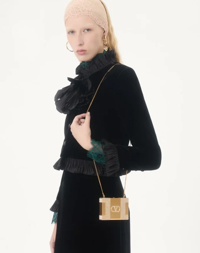 Valentino Garavani Minaumorphe Minaudière aus Metall mit Swarovski®-Kristallen und Satinbeutel Valentino Garavani Minaumorphe Minaudière aus Metall mit Swarovski®-Kristallen und Satinbeutel