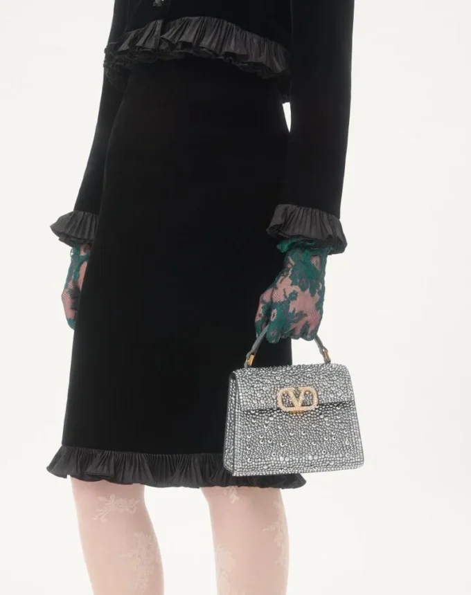 Valentino Garavani Mini-Umhängetasche mit Strasssteinen und Juwelenlogo Valentino Garavani Mini-Umhängetasche mit Strasssteinen und Juwelenlogo