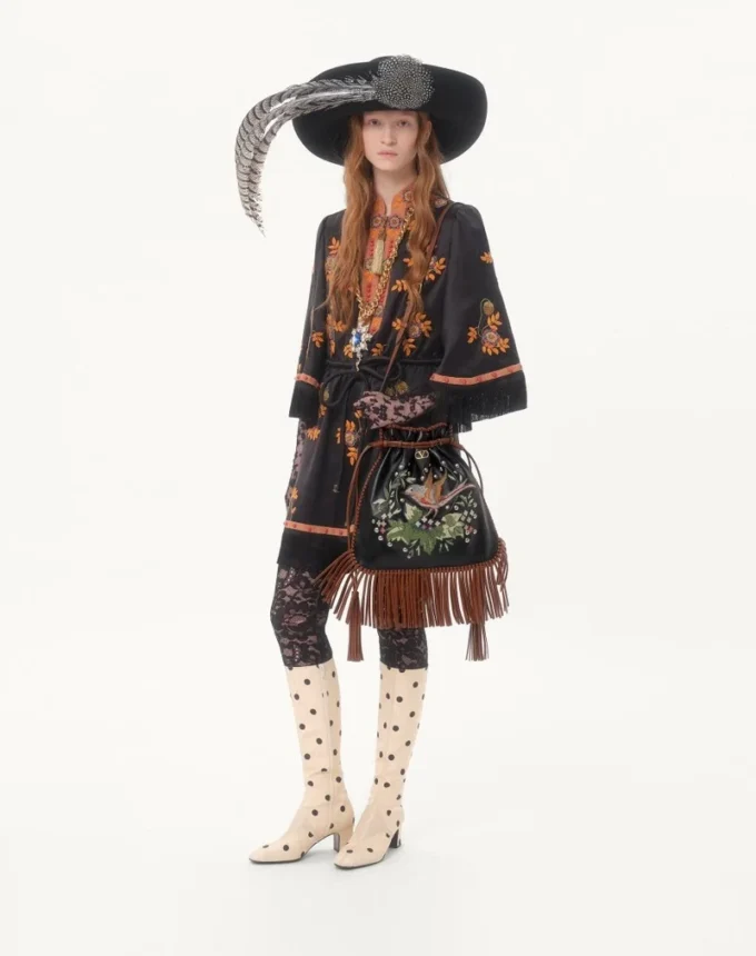 Valentino Garavani Nellcôte Alice bestickte Tasche mit Fransen Valentino Garavani Nellcôte Alice bestickte Tasche mit Fransen