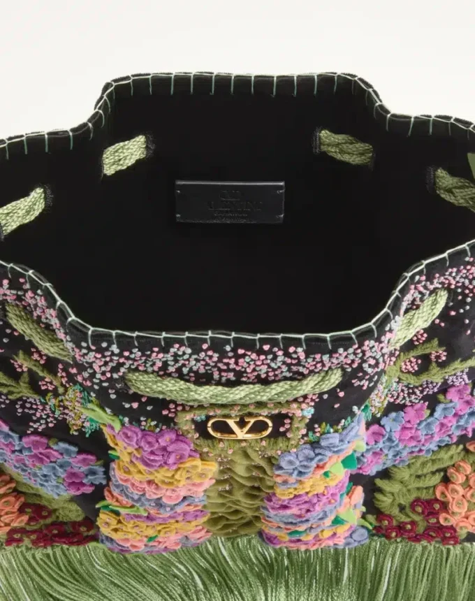 Valentino Garavani Nellcôte Alice bestickte Tasche mit Fransen Valentino Garavani Nellcôte Alice bestickte Tasche mit Fransen