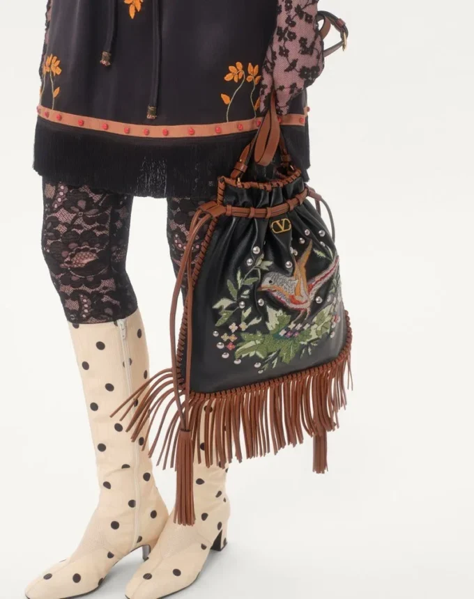 Valentino Garavani Nellcôte Alice bestickte Tasche mit Fransen Valentino Garavani Nellcôte Alice bestickte Tasche mit Fransen