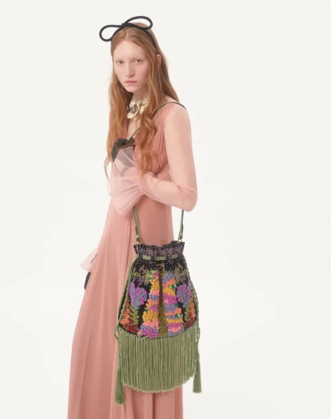 Valentino Garavani Nellcôte Alice bestickte Tasche mit Fransen Valentino Garavani Nellcôte Alice bestickte Tasche mit Fransen