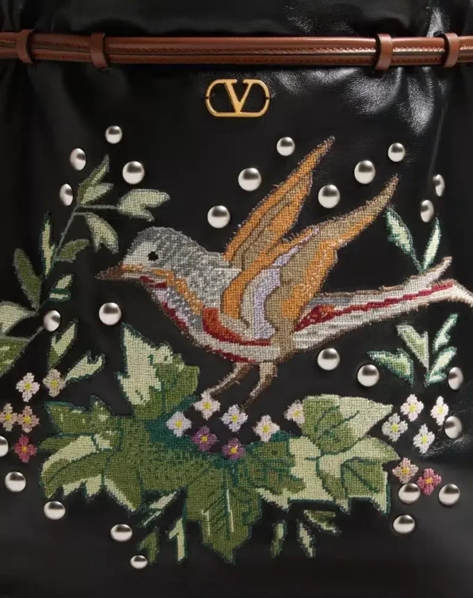Valentino Garavani Nellcôte Alice bestickte Tasche mit Fransen Valentino Garavani Nellcôte Alice bestickte Tasche mit Fransen